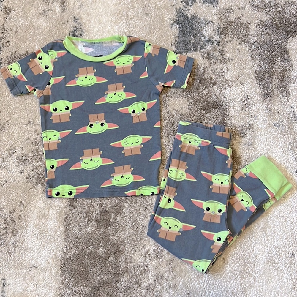 STAR WARS Pajamas Boys 5T (Runs Small)